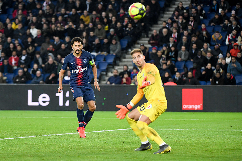 曼联4-1击败狼队，升至英超第六；米兰3-2战胜都灵，登顶积分榜。