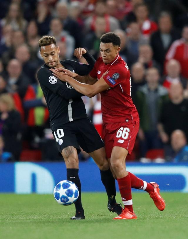 孙颖莎的身体柔韧性太好了，膝盖不弯，就这样直下去系鞋带，没几个人能做到吧